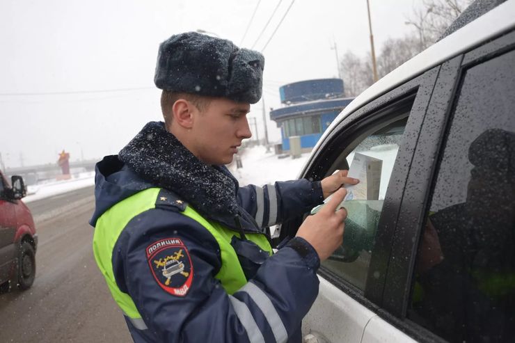 Разводит в машине